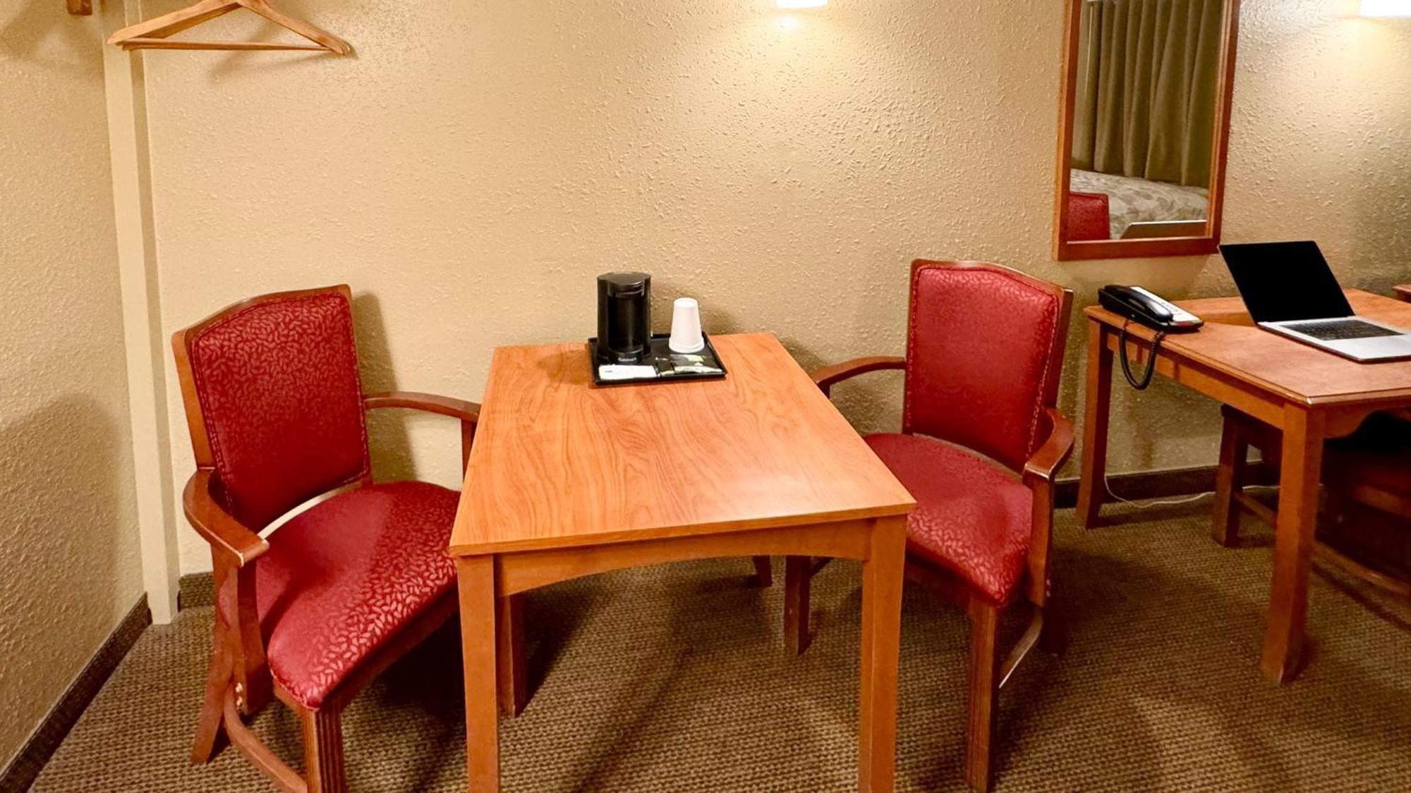 Young'S Motel Ток Экстерьер фото